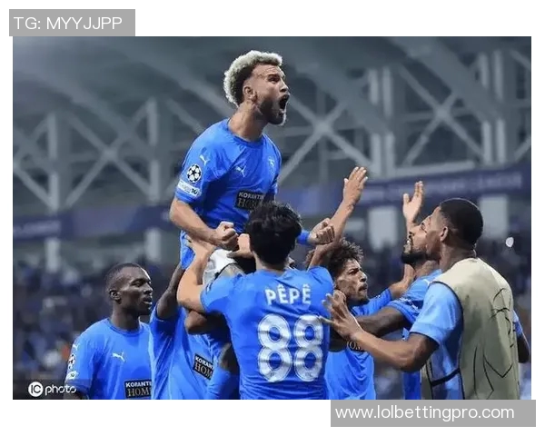 意甲激战：里昂大胜切尔西6比2赛场瞬间引发热烈反响