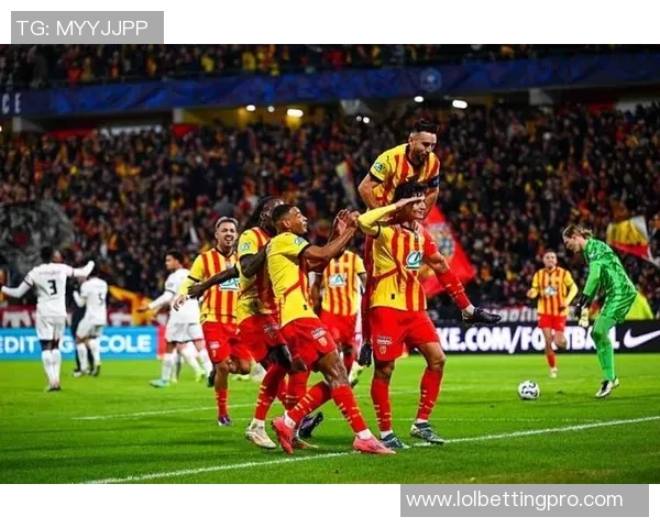 友谊赛激战成平局里昂与热刺点球大战引发全场热议